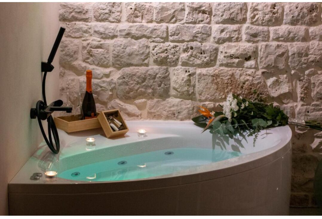 Jetted bath, eco-friendly toiletries, hair dryer, towels