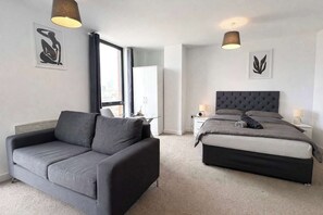 TV - Modern Manchester Apartment with City Views (Greater Manchester)