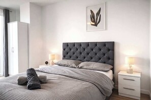 Iron/ironing board, WiFi, bed sheets - Modern Manchester Apartment with City Views (Greater Manchester)