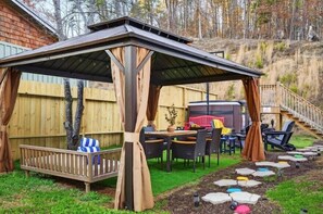 Outdoor dining - 6 BD Next To Dollywood |Sleeps 22| Pool | Arcade |Sauna |Pet Friendly (Pigeon Forge)