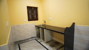 Shower, free toiletries, towels, soap - Omji Ashram - Pyare Mohan Dham (Vrindavan)