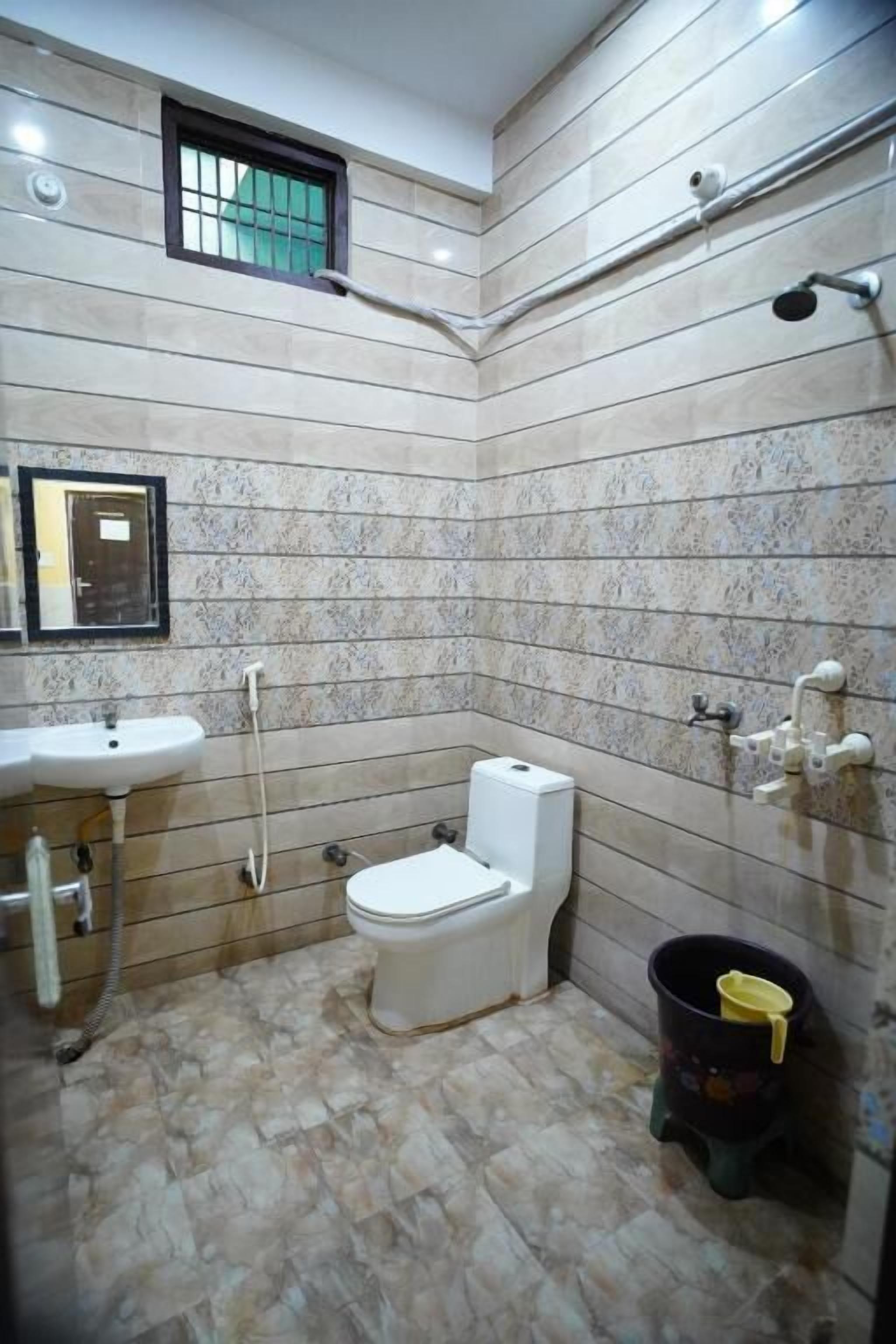 Habitación Deluxe doble | Baño | Ducha, artículos de higiene personal gratuitos, toallas y jabón
