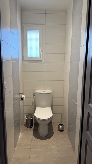 Shower, hair dryer, towels, soap - VILLA ISAURE (Istres)