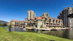 Een hotel aan het water met meerdere gebouwen, een meer en boten.