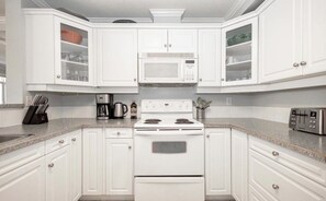 Fridge, microwave, oven, stovetop - Amazing, vast townhouse on Lake Okanagan. (Kelowna)