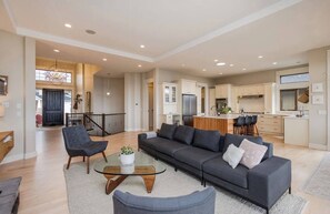 TV, fireplace, offices - Bright open-concept home in Kelowna with lake views, high ceilings, fireplace, and chef’s kitchen. Enjoy a large deck, spa-like ensuite, and private yard.  Minutes away from hikes, beaches, wineries, and downtown. (Kelowna)
