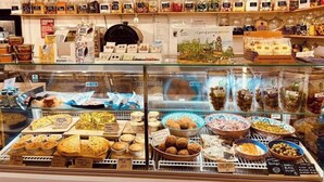 A bakery display with various baked goods and jars of preserves. - River View Cottage in the heart of the beautiful Cornish village of Gweek (Gweek)