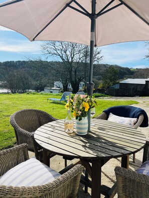 Outdoor dining - River View Cottage in the heart of the beautiful Cornish village of Gweek (Gweek)