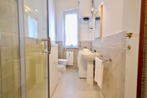 Shower, hair dryer, bidet, towels - Erica house, cozy and spacious with relaxing terrace, WiFi, convenient to downtown (Santa Margherita Ligure)