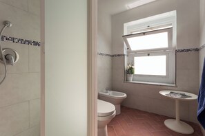 Shower, hair dryer, bidet, towels - Casa Salomone Intera by OrtigiaApartments (Syracuse)