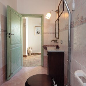 Shower, hair dryer, bidet, towels - Casa Salomone Intera by OrtigiaApartments (Syracuse)