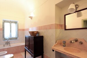 Shower, hair dryer, bidet, towels - Casa Salomone Intera by OrtigiaApartments (Syracuse)