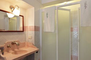 Shower, hair dryer, bidet, towels - Casa Salomone 1 by Ortigia Apartments (Syracuse)