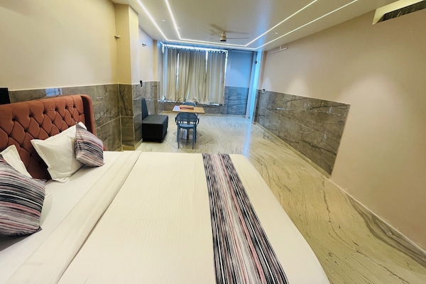 Family Room | Desk, WiFi (free)