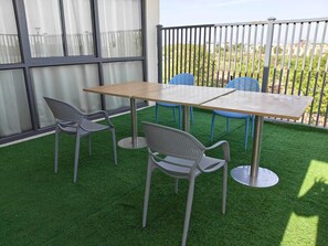 Luxury Room | Outdoor dining - Hotel Aero View (Dabok)