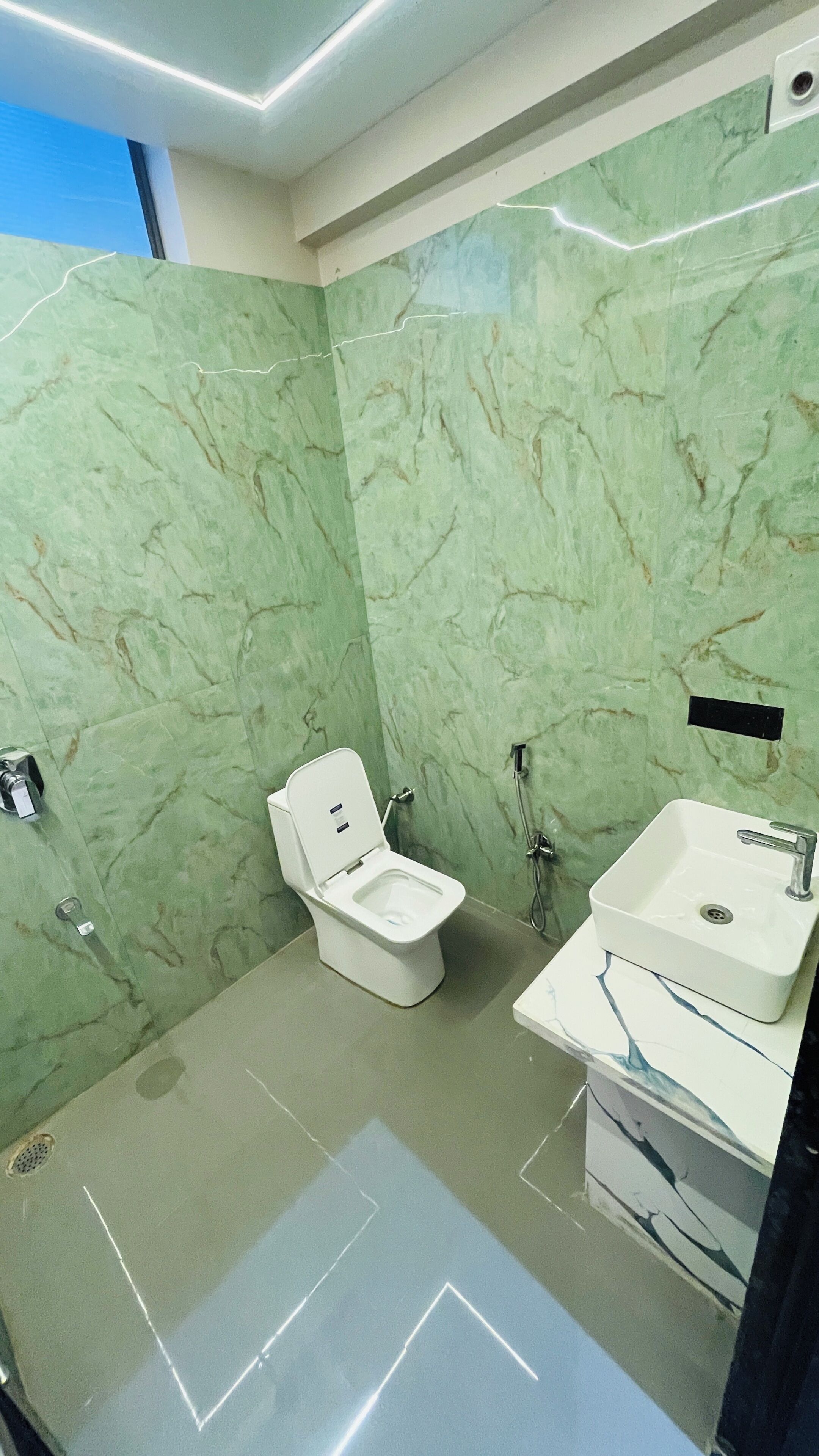 Family Room | Bathroom | Shower, free toiletries, towels, soap