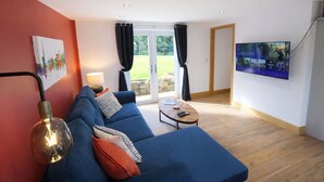 TV - Sleeps 2 in a quiet village location with hot tub and garden (Cotehill)