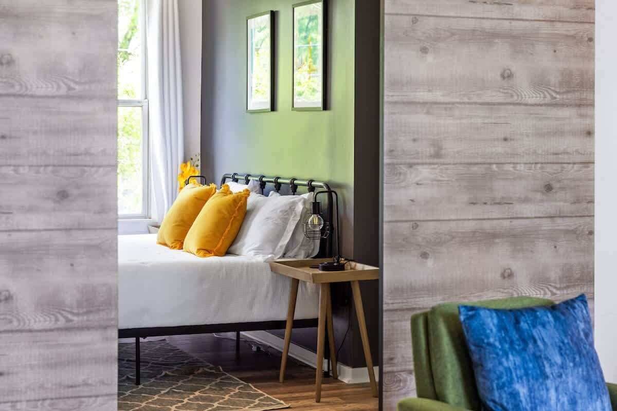 Tabla de planchar con plancha, cuna de viaje, wifi y ropa de cama 
