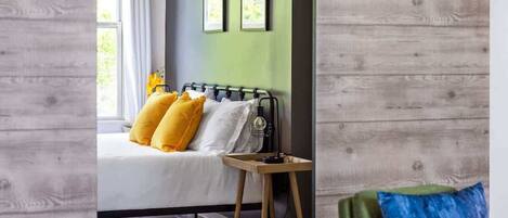 Tabla de planchar con plancha, cuna de viaje, wifi y ropa de cama