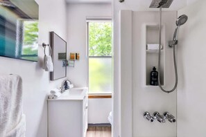 Een douche, een haardroger, shampoo