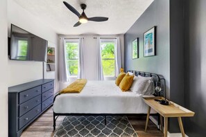 Iron/ironing board, travel cot, WiFi, bed sheets - Hot Tub | King Bed | Free Parking |  Pac-Man (Pittsburgh)