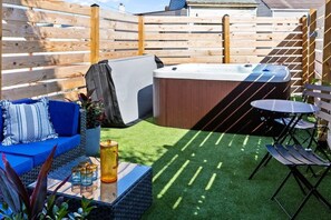 Terrace/patio - Hot Tub | King Bed | Free Parking |  Pac-Man (Pittsburgh)
