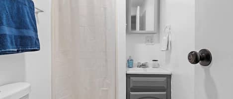 Douche, sĂšche-cheveux, shampoing