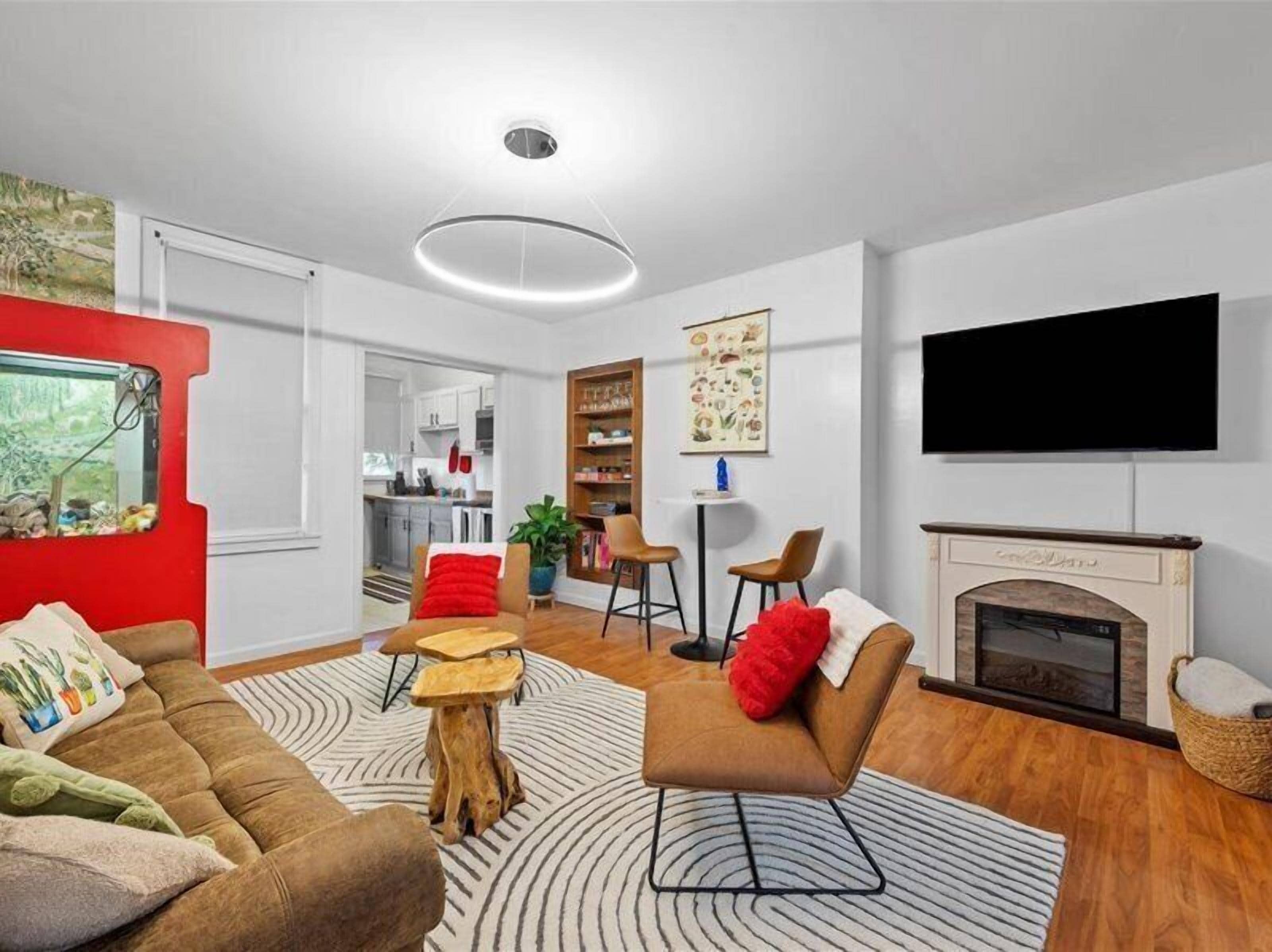 TV, fireplace