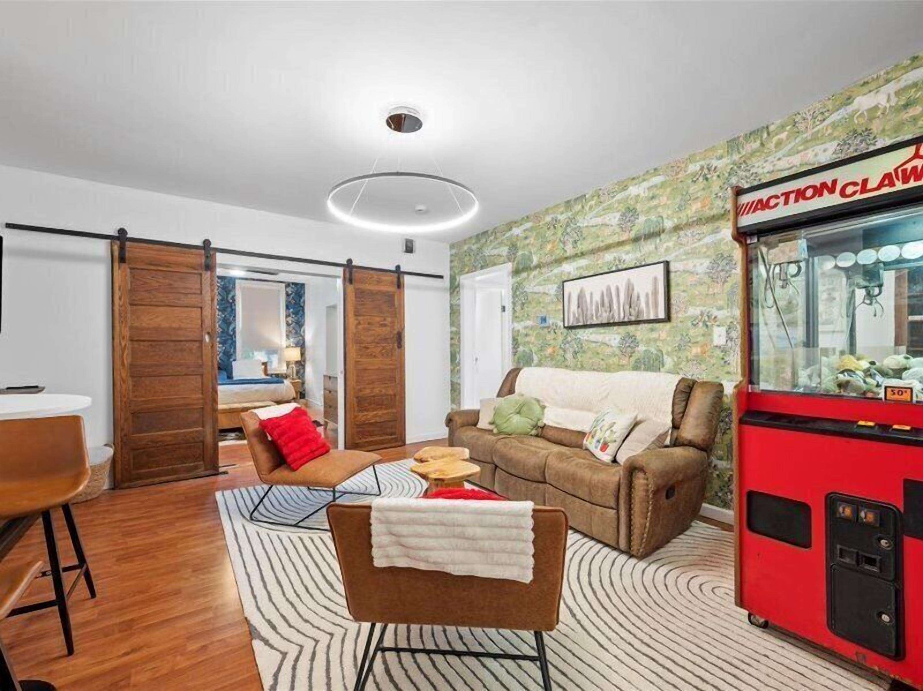 Pet Friendly | King Bed | Parking | Near Pnc Park - Monroeville, PA