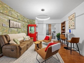 TV, fireplace - Pet Friendly | King Bed | Parking | Near PNC Park (Pittsburgh)