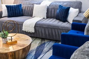 Televisión, chimenea y oficina 