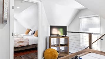 Tabla de planchar con plancha, cuna de viaje, wifi y ropa de cama