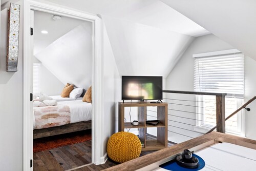 2 King Beds w Hot Tub Near Butler St