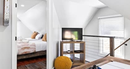 2 King Beds w Hot Tub Near Butler St