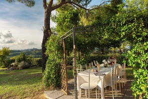 Outdoor dining - Vrbo Property (Toscana)