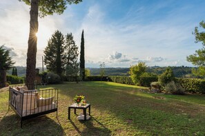 Property grounds - Tuscan Villa with Private Pool Near Florence (Toscana)