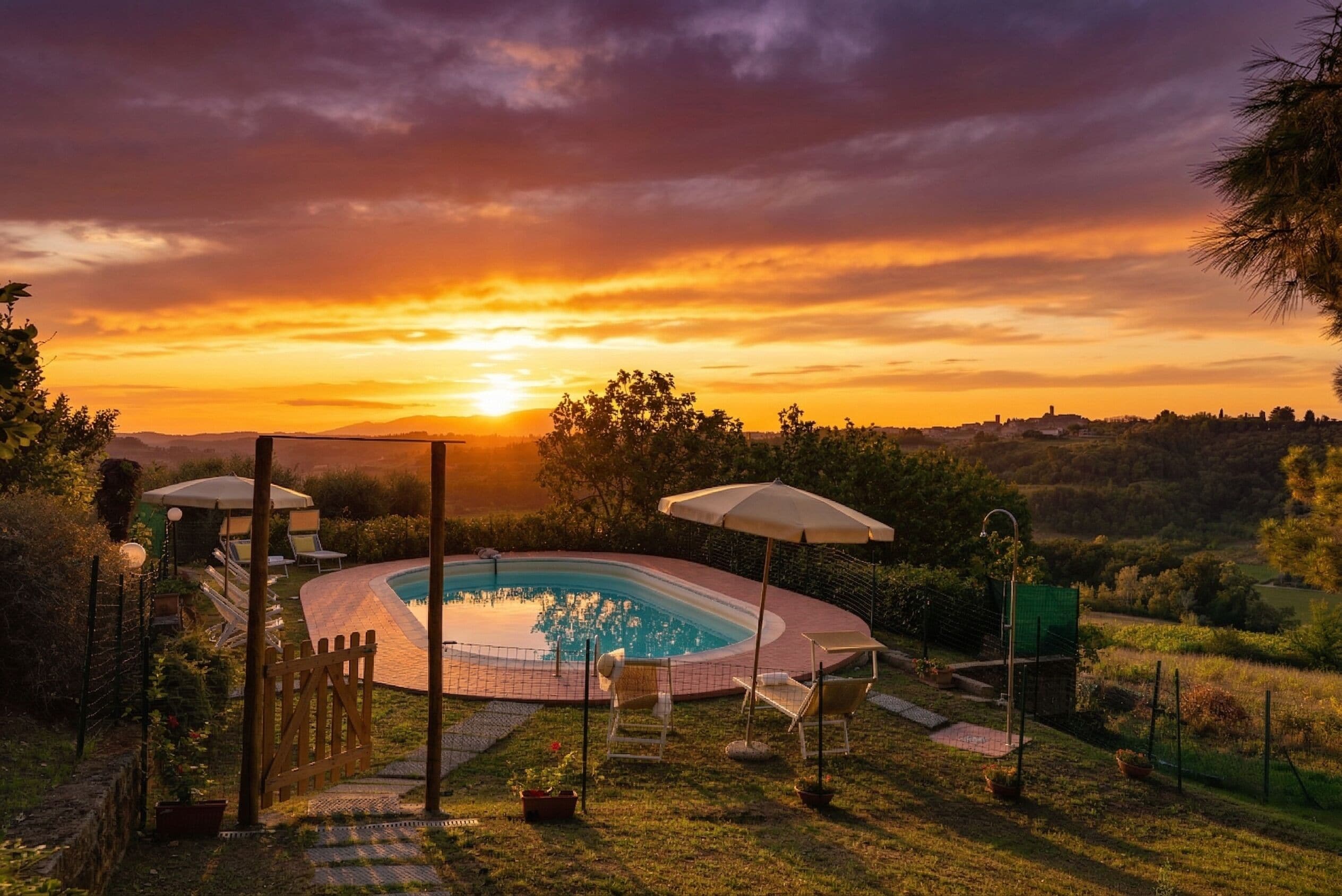 Una piscina al aire libre