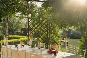 Outdoor dining - Vrbo Property (Toscana)