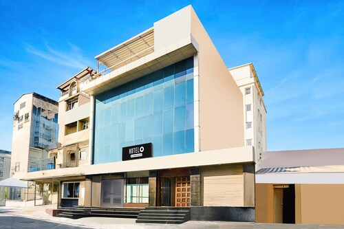 Deluxe Dhamu Hotel