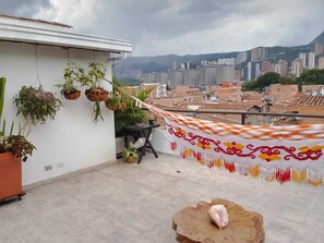 Terrace/patio - Serene 2-bedroom apartment in Medellín perfect for your getaway . Amaizing view (barrio santa fe medellin)