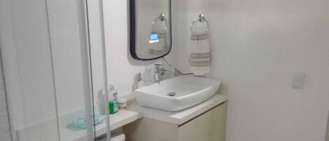Serviettes fournies, savon, papier toilette