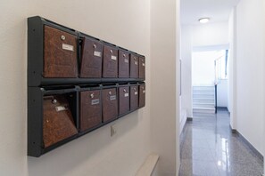 A hallway with a row of metal filing cabinets mounted on the wall. - Córdoba Center Monumental Home (Cordoba)