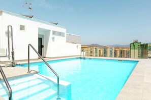 A rooftop swimming pool with a clear view of the cityscape in the background. - Cosmopolitan Loft & Malaga Beach (Málaga)