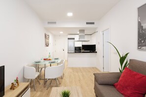A modern apartment with a dining area, kitchen, and living space. - Cosmopolitan Apt & Malaga Beach (Málaga)
