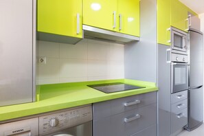 Eine Küche mit eingebautem Geschirrspüler, Herd und Kühlschrank.