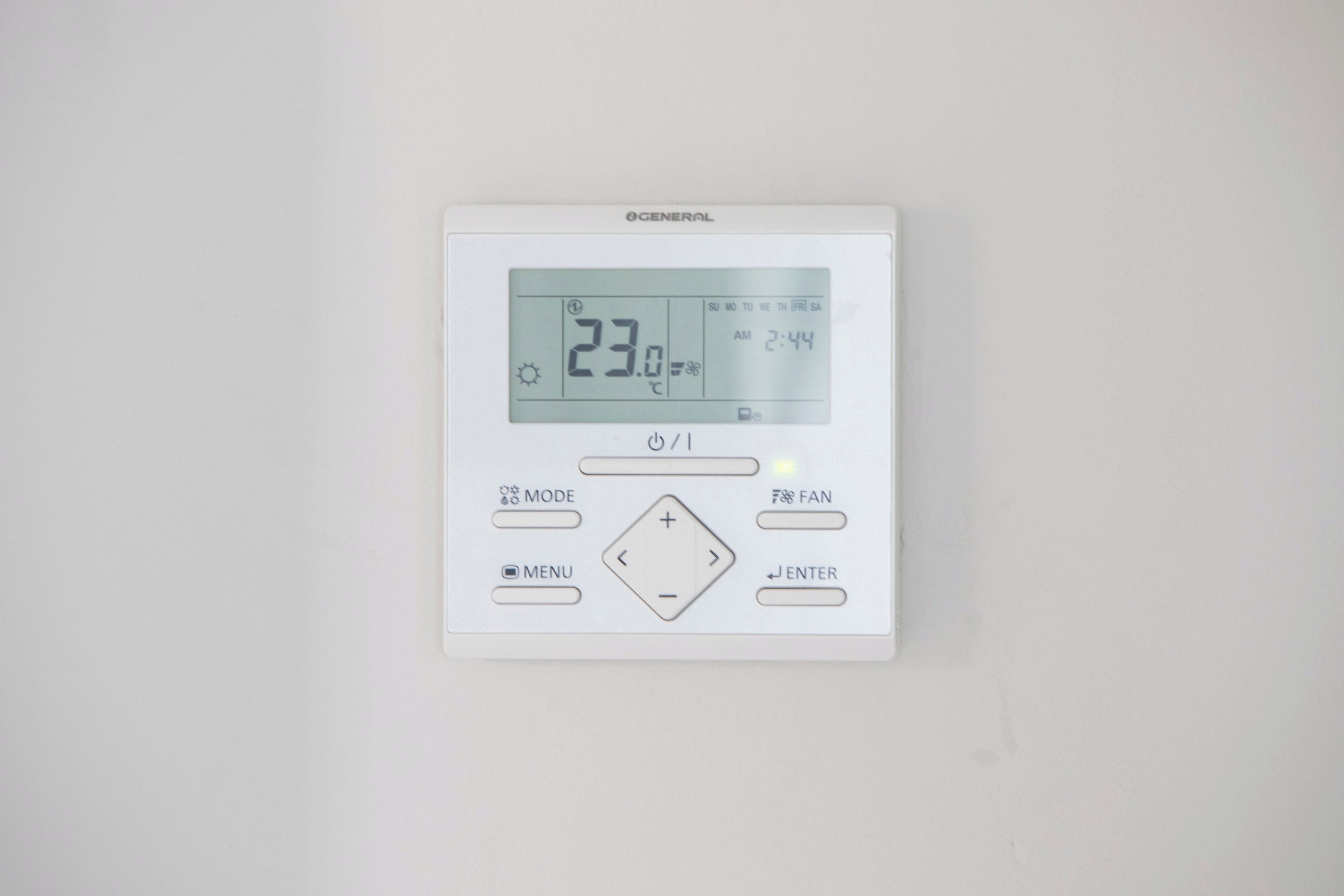 Termostato digitale che mostra una temperatura di 23,0°C e l'ora 2:44.