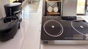 Eine moderne Küche mit Backofen, Mikrowelle und einem Edelstahlkühlschrank.