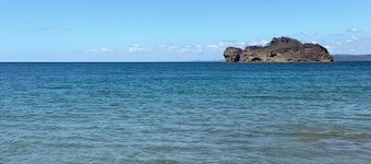 Cozy 2-bedroom house in perfect Puerto Soley with AC 10 mins to beaches