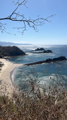 Cozy 2-bedroom house in perfect Puerto Soley with AC 10 mins to beaches