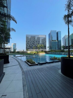 Courtyard - Spacious Living at Uptown Parksuites (Taguig)